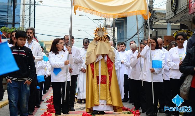 Uma das procissões saiu da igreja de Nossa Senhora de Fátima, no Crispim, passou pela Matriz e agora segue para a Ferroviária. (Foto: Luis Claudio Antunes/PortalR3)