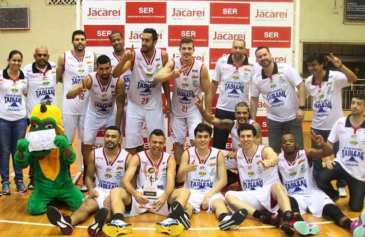 Jogadores, comissão técnica e o mascote do time comemoram o bicampeonato do Jacareí Basketball no ginásio do EducaMais Centro. (Foto: Valter Pereira/PMJ)