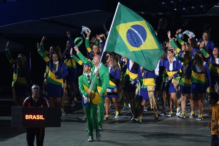 O nadador Tiago Pereira levou a bandeira do Brasil. (Foto: Sergio Dutti/Exemplus/COB)