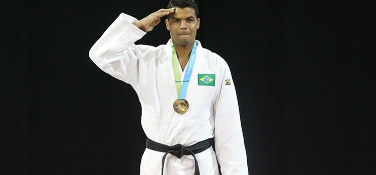 Atleta brasileiro presta continência durante premiação em Toronto. (Foto: divulgação/Ministério da Defesa)