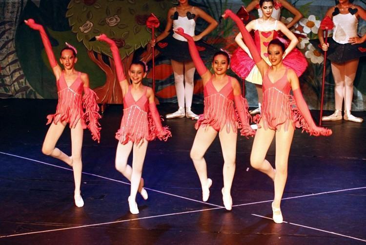 Bailarinas executando a coreografia "Flamingos". (Foto: Divulgação)