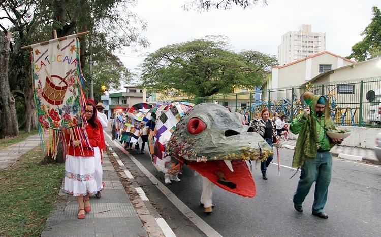 O cortejo da Cobra Grande saindo da porta da igreja matriz Nossa Senhora Imaculada Conceição, no ano passado. (Foto: Divulgação/PMJ)