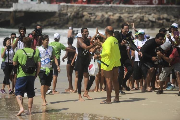 O nadador baiano Allan do Carmo vence competição internacional de maratona aquática na praia de Copacabana em evento-teste para os Jogos Olímpicos Rio 2016. (Foto: Fernando Frazão/Agência Brasil)