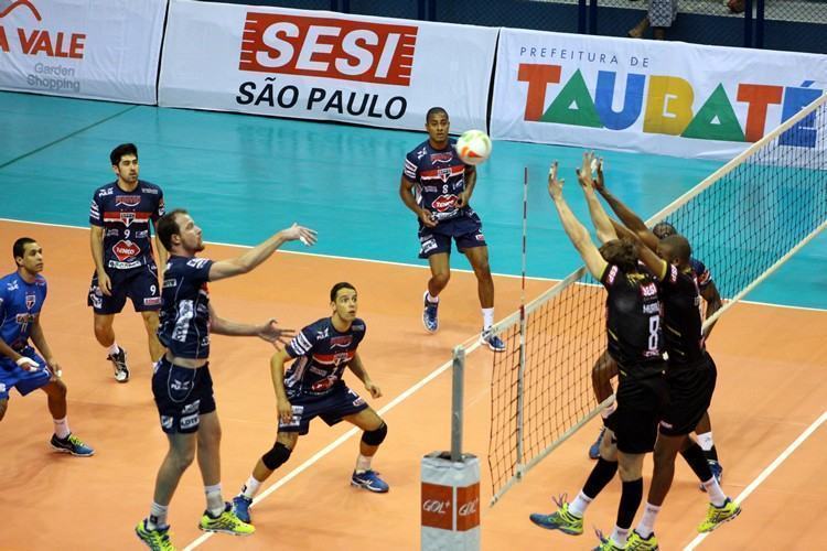 Léozão enfrenta o bloqueio do Sesi SP. (Foto: Funvic/Taubaté/São Paulo FC)