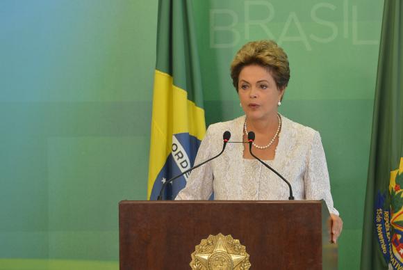 A presidenta Dilma Rousseff anuncia mudanças em seu ministério durante declaração à imprensa no Palácio do Planalto. (Foto: Antonio Cruz/ Agência Brasil)