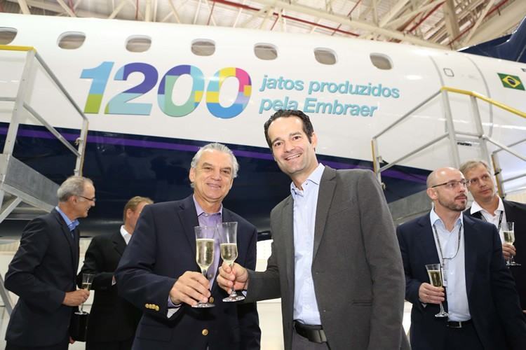 Paulo Cesar Silva, Presidente & CEO, Embraer Aviação Comercial e Antonoaldo Neves, Presidente da Azul celebram a entrega do 1.200º E-Jet. (Foto: Embraer)