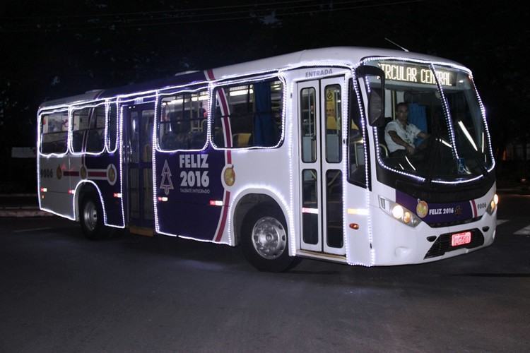 O veículo é da linha 22, Circular Central, e foi preparado com uma  iluminação completa na parte externa. (Foto: Divulgação/PMT)