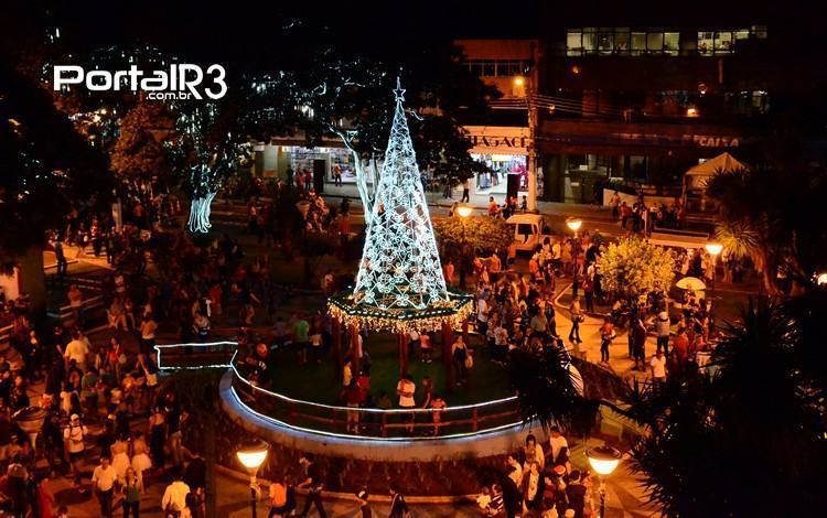 Iluminação na Praça Central de Pindamonhangaba. (Foto: Luis Claudio Antunes/PortalR3)