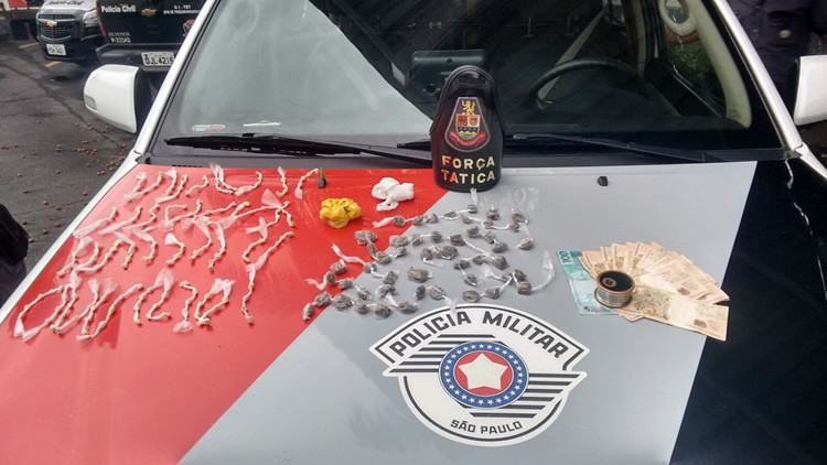 Drogas e dinheiro apreendido pela PM. (Foto: Polícia Militar)