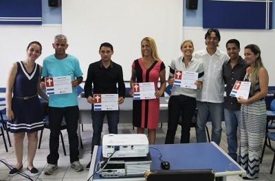 Novos membros exibem diplomação. (Foto: Divulgação/PMC)