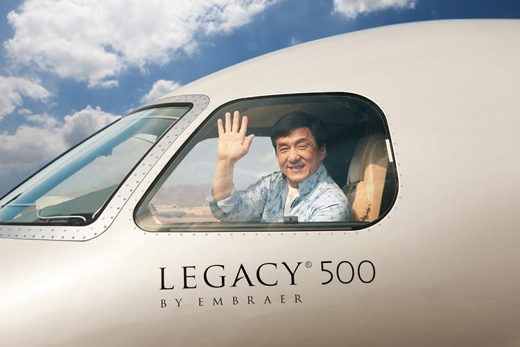 A relação entre Jackie Chan e a Embraer vem desde 2012, quando ele recebeu um Legacy 650 como cliente-lançador dessa aeronave na China, e se tornou embaixador da marca. (Foto: Embraer)