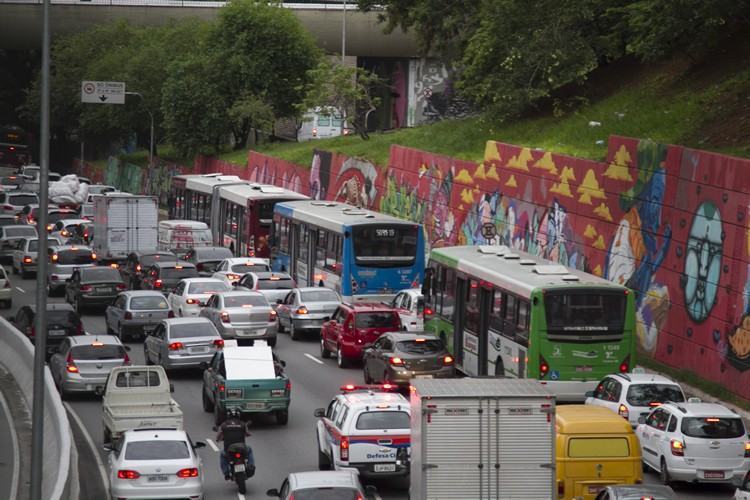 Na capital paulista, 2 milhões de carros vão deixar a cidade no feriado, segundo estimativa da Companhia de Engenharia de Tráfego (CET). (Foto: Oswaldo Corneti/ Fotos Públicas)