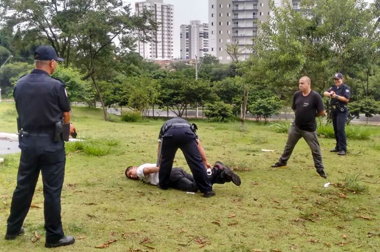 Divididos em 6 turmas, 60 homens da guarda civil passam por 8 horas de treinamento em aulas teóricas e práticas, ministradas por um profissional de segurança pública. (Foto: Divulgação/PMT)