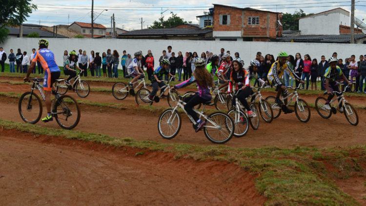 Ciclismo em Foco”, um projeto inédito na Rede Municipal de Educação que vai unir temas como mobilidade urbana, meio ambiente, segurança no trânsito, convivência em grupo, entre outros. (Foto: Claudio Capucho/PMSJC)