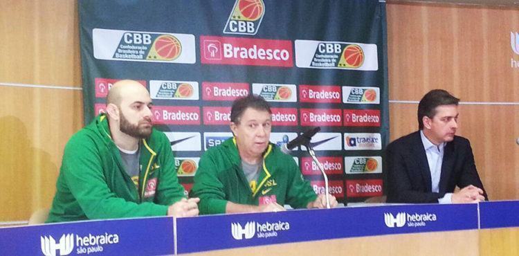 Diego Jeleilate (preparador físico), Rubén Magnano (técnico) e Fábio Topczewski (Vice-presidente de Esporte da Hebraica). (Foto: Foto: Divulgação / CBB)