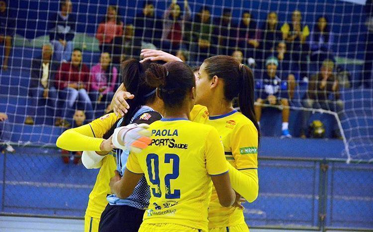 Meninas do São José comemoram mais uma vitória no Metropolitano. (Foto: Alex Santos/Futsal Joseense)