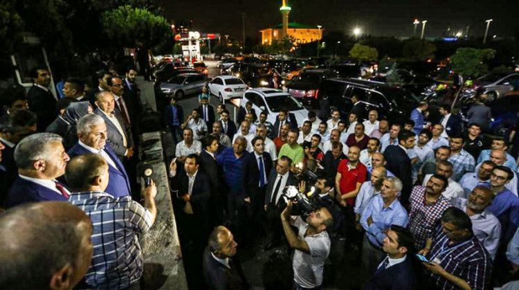 Primeiro Ministro Turco, Binali Yildirim , visita aeroporto de Ataturk  atingido por explosões na noite de terça-feira (28) na capital turca. (Foto: Türkiye Cumhuriyeti Başbakanlık)