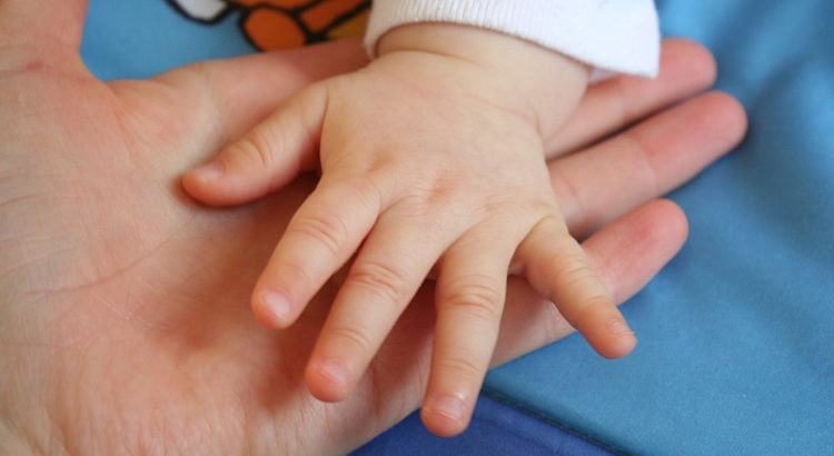 Técnica de massagem milenar busca a aproximação dos pais com o bebê. (Foto: divulgação/Sesc)