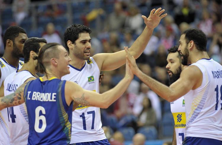 Jogadores comemoram a classificação. (Foto: Divulgação/FIVB)