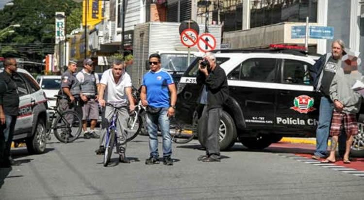 Imagem da reconstituição do crime, em junho de 2015, pela Polícia Civil de Pindamonhangaba. (Foto: Divulgação/Polícia Civil)