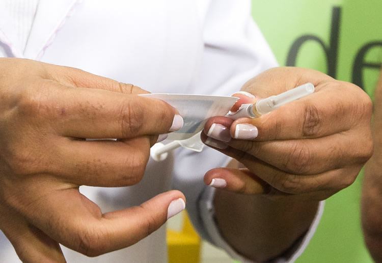 Serão cerca de 17 mil voluntários em 13 cidades para testar a vacina. (Foto: Foto: A2img / Daniel Guimarães)