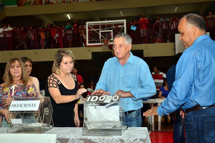 Vito Ardito Lerario fez os primeiros sorteios. (Foto: Luis Claudio Antunes/PortalR3)