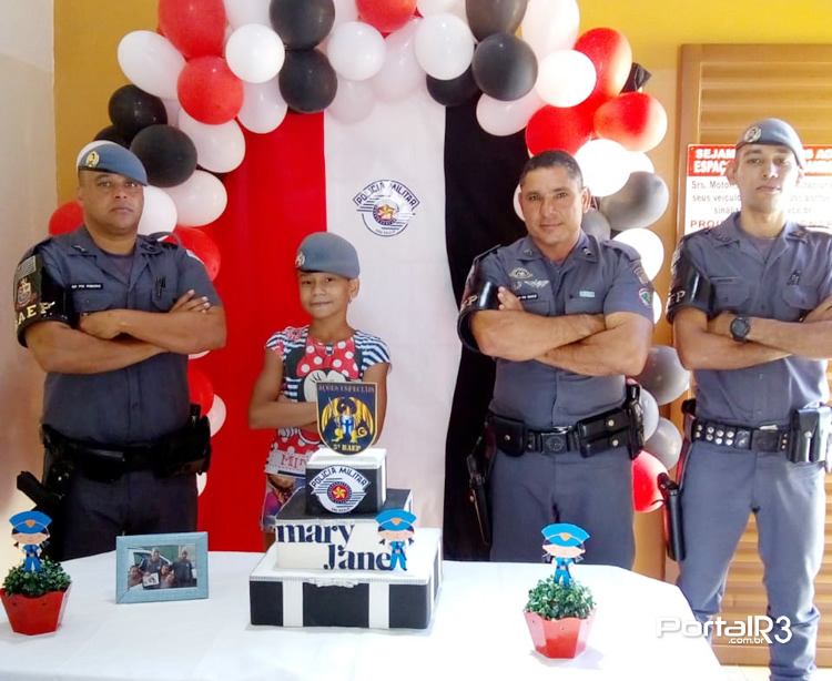 Menina de 10 anos recebe visita de policiais militares em seu