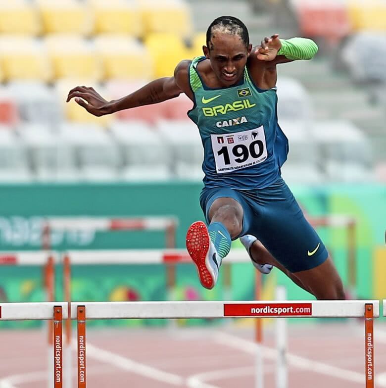 Alison dos Santos é campeão mundial dos 400 m com barreiras