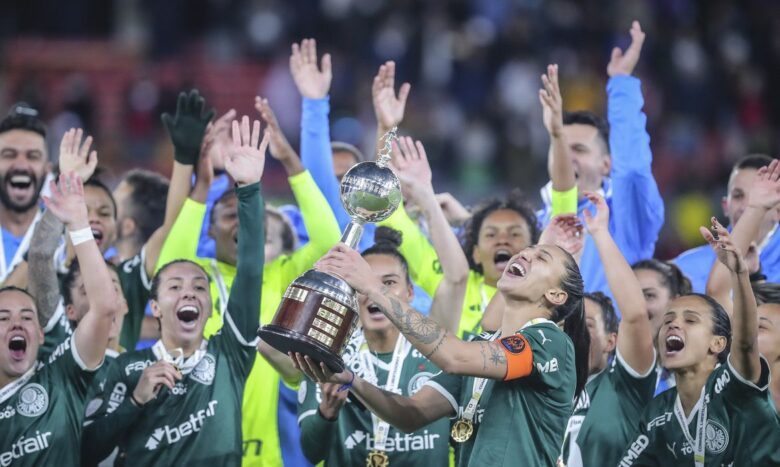 Palmeiras vence o Santos e conquista o Campeonato Paulista feminino após 21  anos - Arujá Repórter