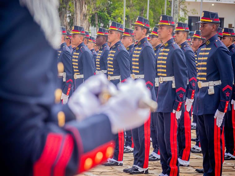 Exército Brasileiro - O 1º Grupo de Artilharia Antiaérea - Rio de  Janeiro/RJ - realiza formatura de conclusão do Estágio Básico de Sargentos  Temporários EBST 2013.