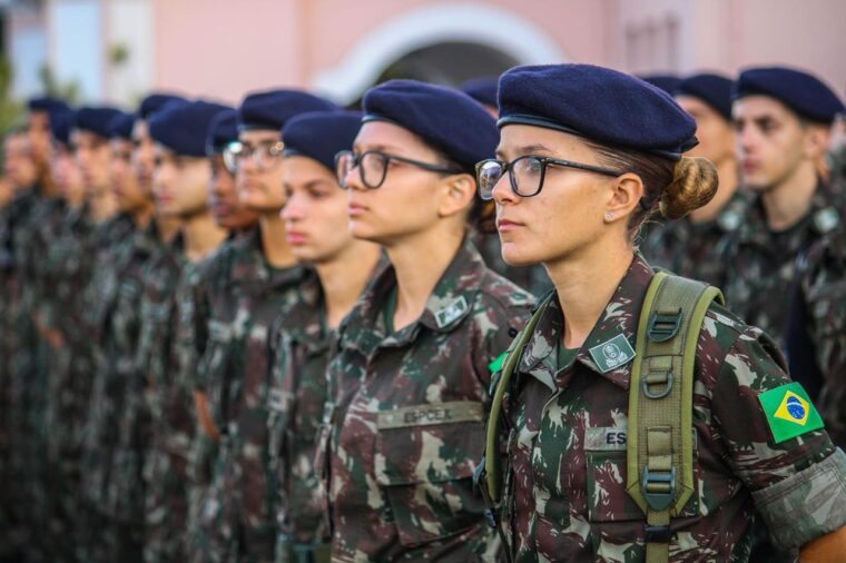 Pela primeira vez, Exército recebe mulheres na Aman para ensino