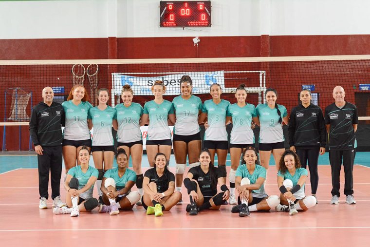 Equipe de Voleibol Adulto Feminino estreia com vitória fora de