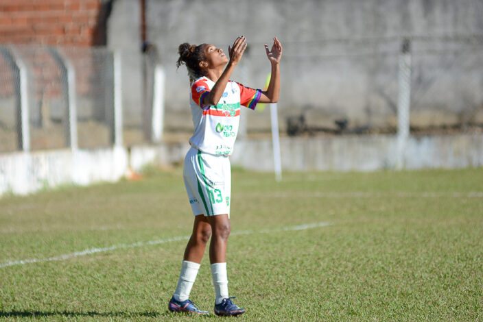 Opinião: Placar elástico no futebol feminino é a prova da