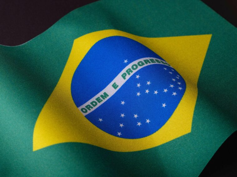 ”bandeira do Brasil em um fundo preto"