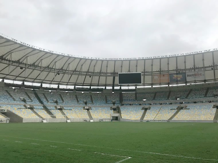 Estádio de futebol interno com teto enorme