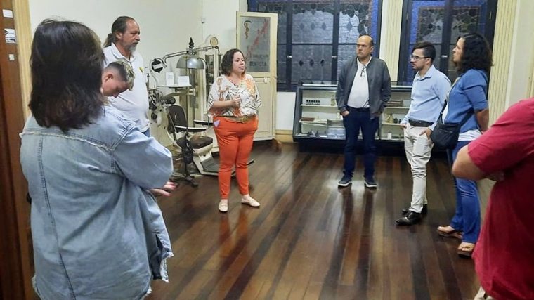 Suzana leva participantes para uma experiência mais dinâmica pelos corredores do Museu de Pindamonhangaba