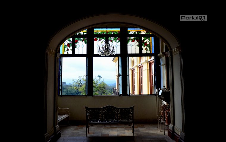 Vista de dentro do museu de Pindamonhangaba com uma paisagem belíssima da serra da mantiqueira.