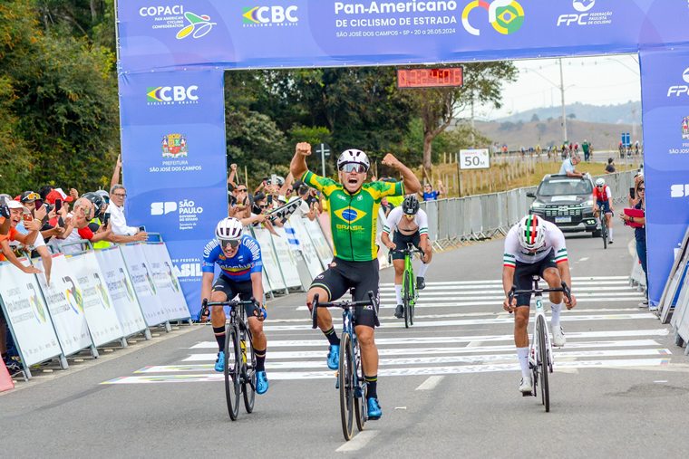 Mesmo após uma queda, Otávio Augusto Gonzeli garantiu o primeiro lugar na categoria Sub23 do Pan-Americano de Ciclismo de Estrada 2024.