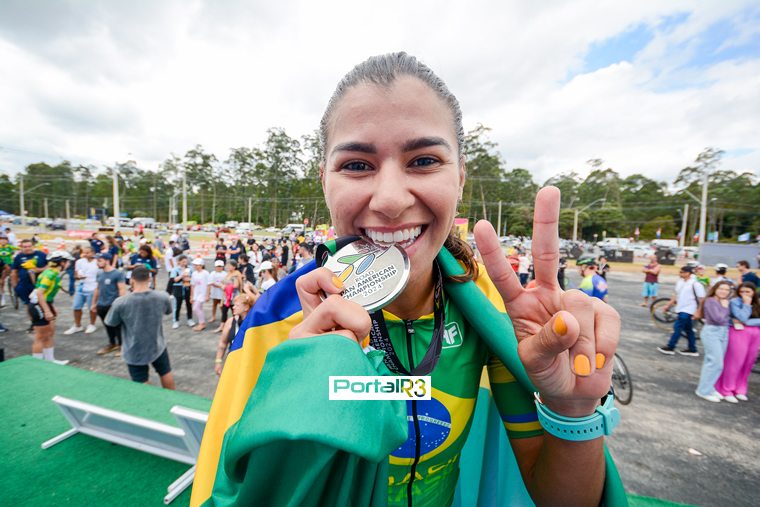 Wellyda Rodrigues comemorando com a medalha conquista no Campeonato Pan-Americano de Ciclismo de Estrada 2024.