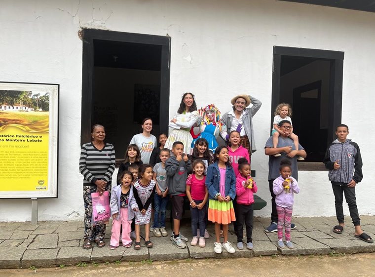 Alunos do CRAS Castolira no Sítio do Pica Pau Amarelo em Taubaté.