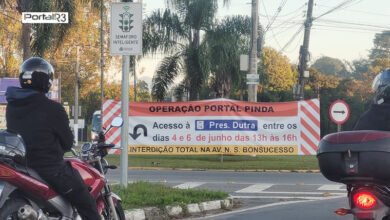 Faixa avisando sobre interdição na Avenida Nossa Senhora do Bom Sucesso, em Pindamonhangaba.