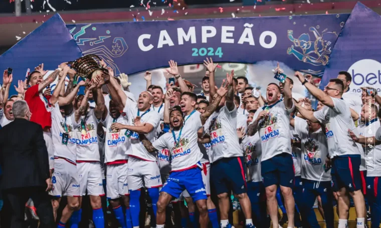 Jogadores do Fortaleza "Leão" comemorando o título da Copa Nordeste de Futebol 2024.