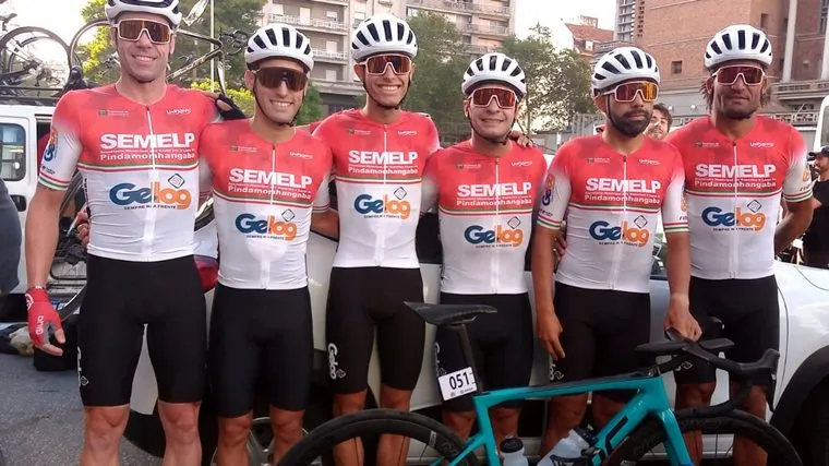 Ciclistas da equipe de Pindamonhangaba em 2024