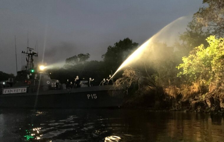 A Marinha empregou 250 militares, 1 aeronave, 1 navio patrulha, 4 embarcações e 5 viaturas em ações como transporte de pessoal e equipamentos, e combate a incêndio florestal na calha do Rio Paraguai.