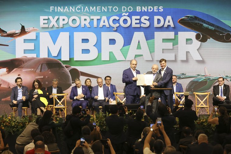 O anúncio foi realizado hoje em cerimônia na sede da Embraer em São José dos Campos, interior de São Paulo, que teve a participação do Presidente da República Luiz Inácio Lula da Silva, do Vice-Presidente Geraldo Alckmin, do Ministro de Portos e Aeroportos, Silvio Costa Filho e do presidente do BNDES, Aloizio Mercadante, entre outras autoridades.