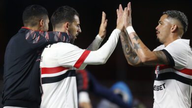 Jogadores do SPFC comemorando no jogo contra o Goiás.