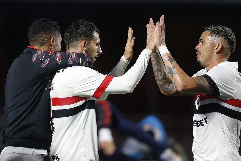 Jogadores do SPFC comemorando no jogo contra o Goiás. 