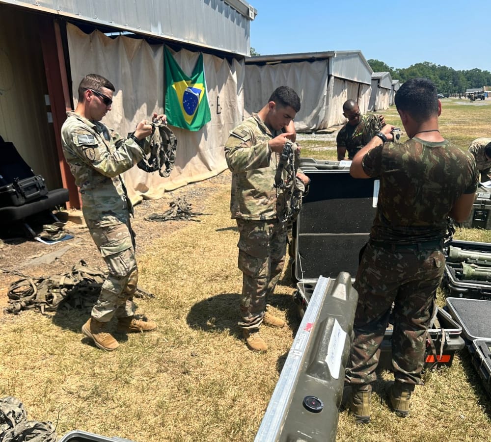 Militares do Brasil e dos Estados Unidos realizam treinamento