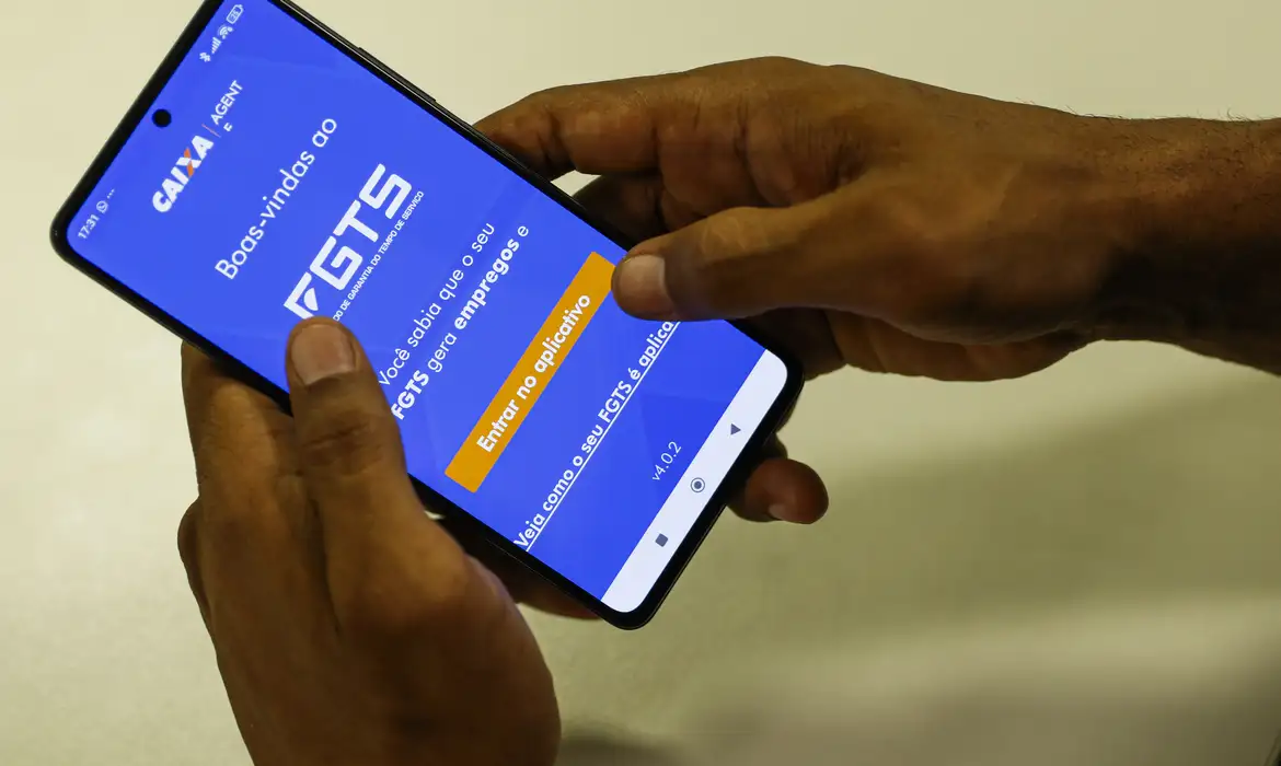 Celular mostrando o aplicativo com o FGTS aberto.