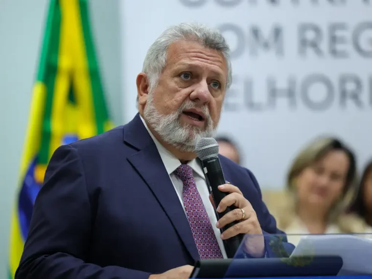 O presidente da CAIXA, Antônio Carlos Vieira, participa da assinatura de contratos do Programa Periferia Viva: Regularização Fundiária e Melhoria Habitacional (REGMEL) Foto: Fabio Rodrigues-Pozzebom/ Agência Brasil